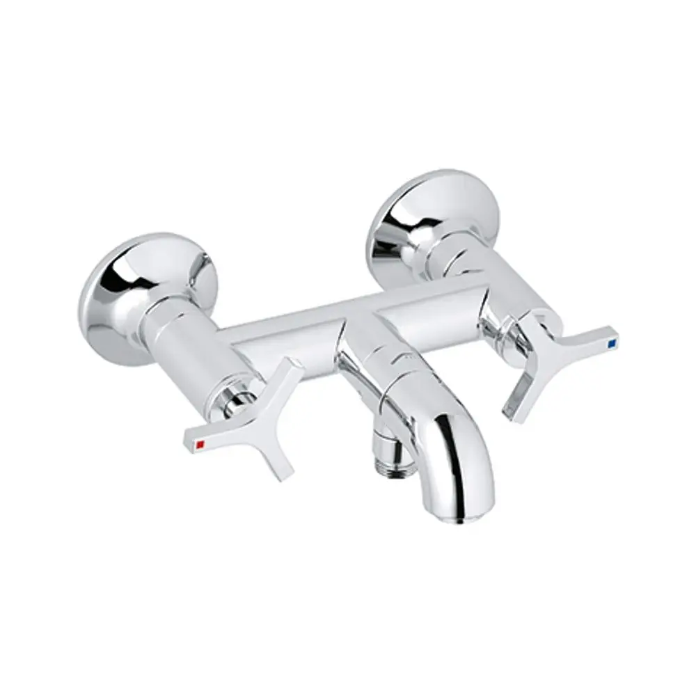 Wannenarmatur mit zwei Griffen zur Temperaturregulierung, chromfarben, montiert an einer Wand. Produkt von Kludi.